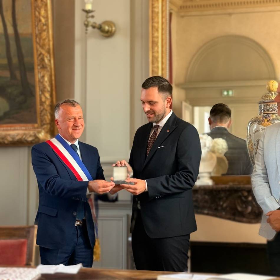Verleihung in Montreuil-sur-Mer: Ehrenmedaille der Partnerstadt für Rheinbergs Bürgermeister