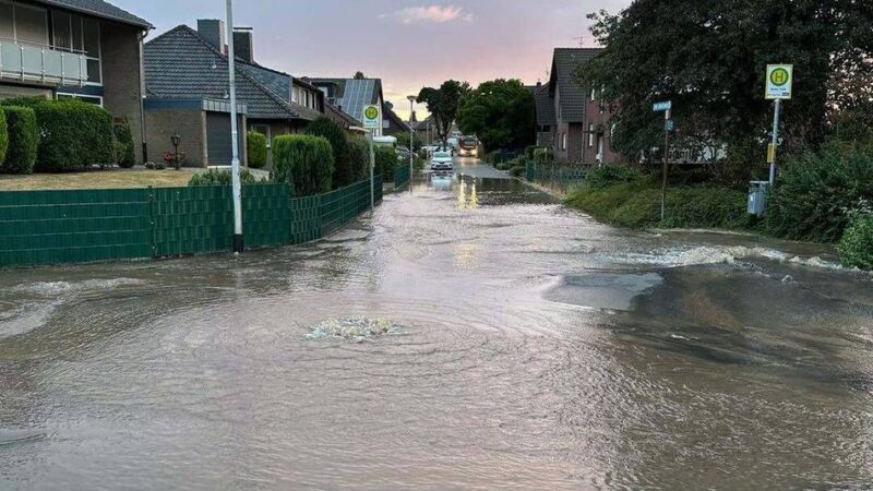 Großer Rohrbruch: Geborstene Wasserleitung überflutet Kreuzung in Emmerich