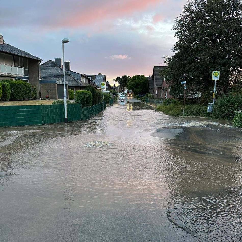 Großer Rohrbruch: Geborstene Wasserleitung überflutet Kreuzung in Emmerich