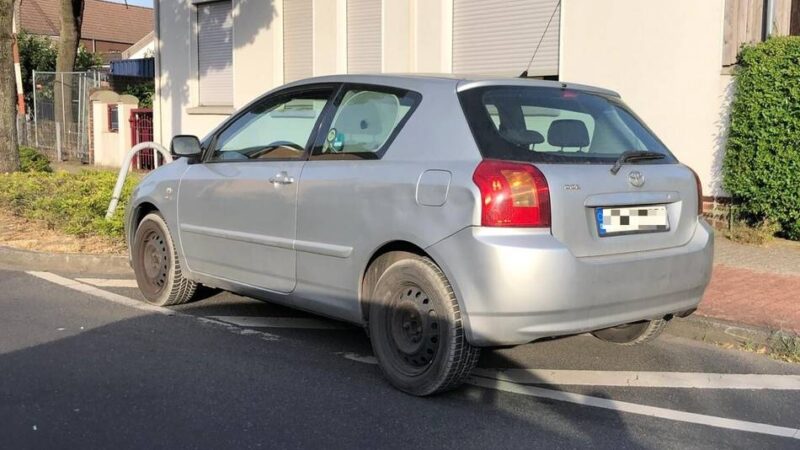 An der Dr.-Aloys-Wittrup-Straße in Rheinberg: Kleinwagen soll bald aus Sperrfläche verschwinden