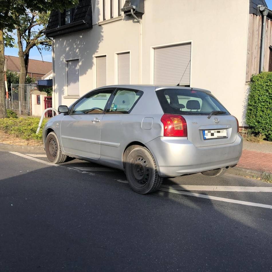 An der Dr.-Aloys-Wittrup-Straße in Rheinberg: Kleinwagen soll bald aus Sperrfläche verschwinden