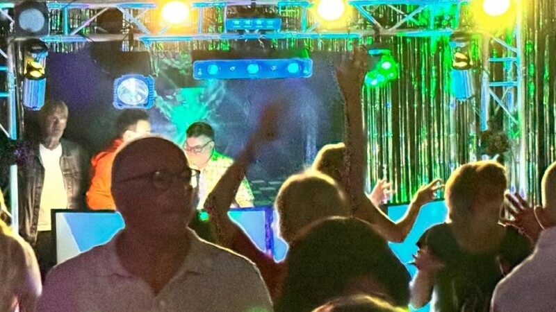 In Emmerich: Boomer-Party begeistert Gäste mit Musik der 70er und 80er