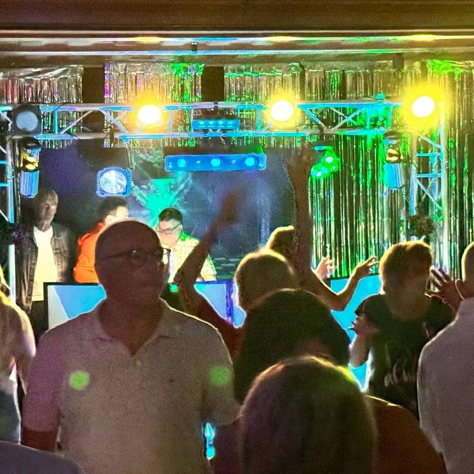 In Emmerich: Boomer-Party begeistert Gäste mit Musik der 70er und 80er