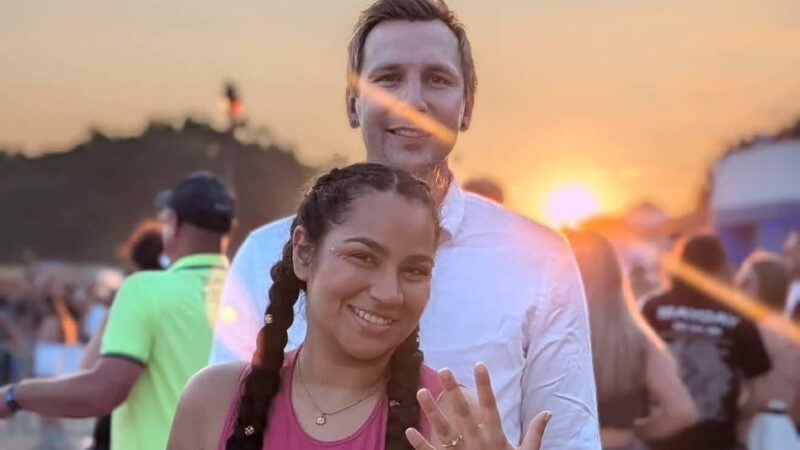 Heiratsantrag bei Parookaville: Patrick geht auf die Knie und Maria Isabel sagt „Ja!“