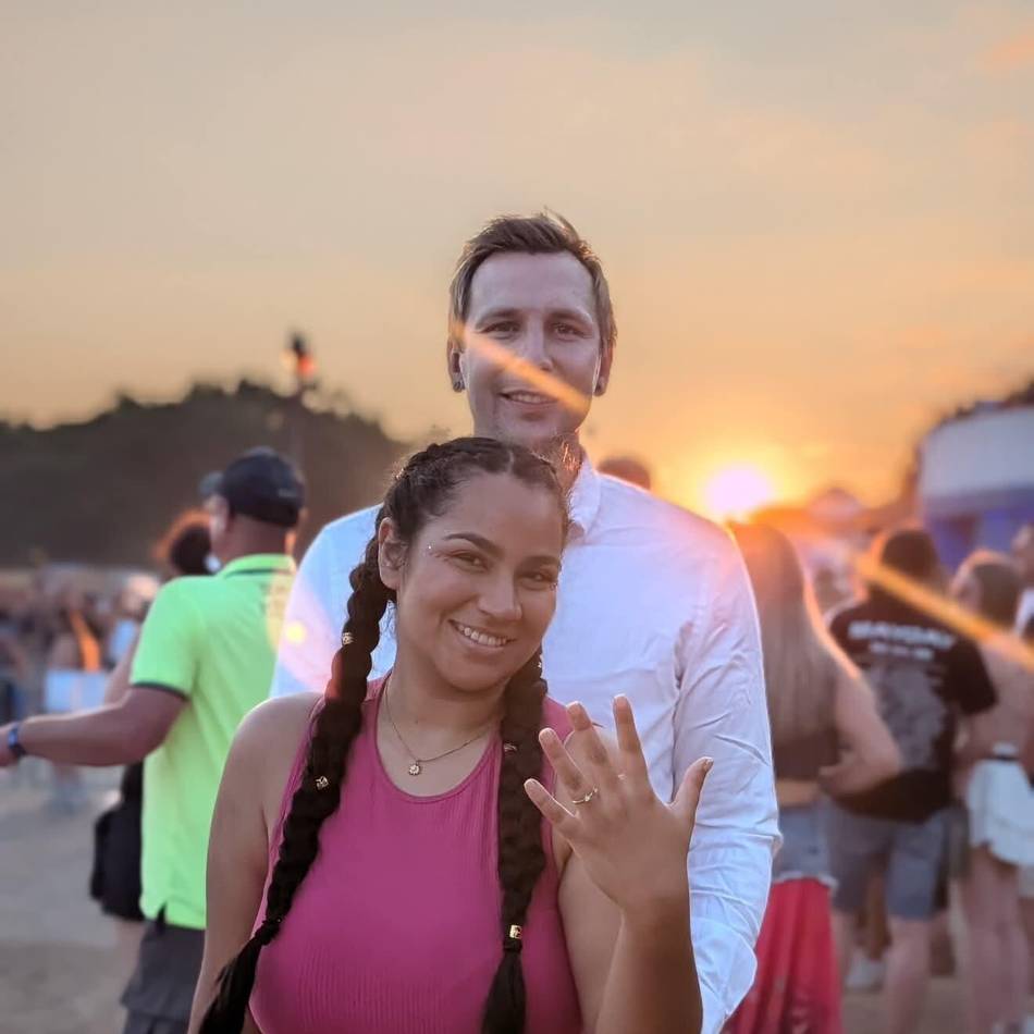 Heiratsantrag bei Parookaville: Patrick geht auf die Knie und Maria Isabel sagt „Ja!“