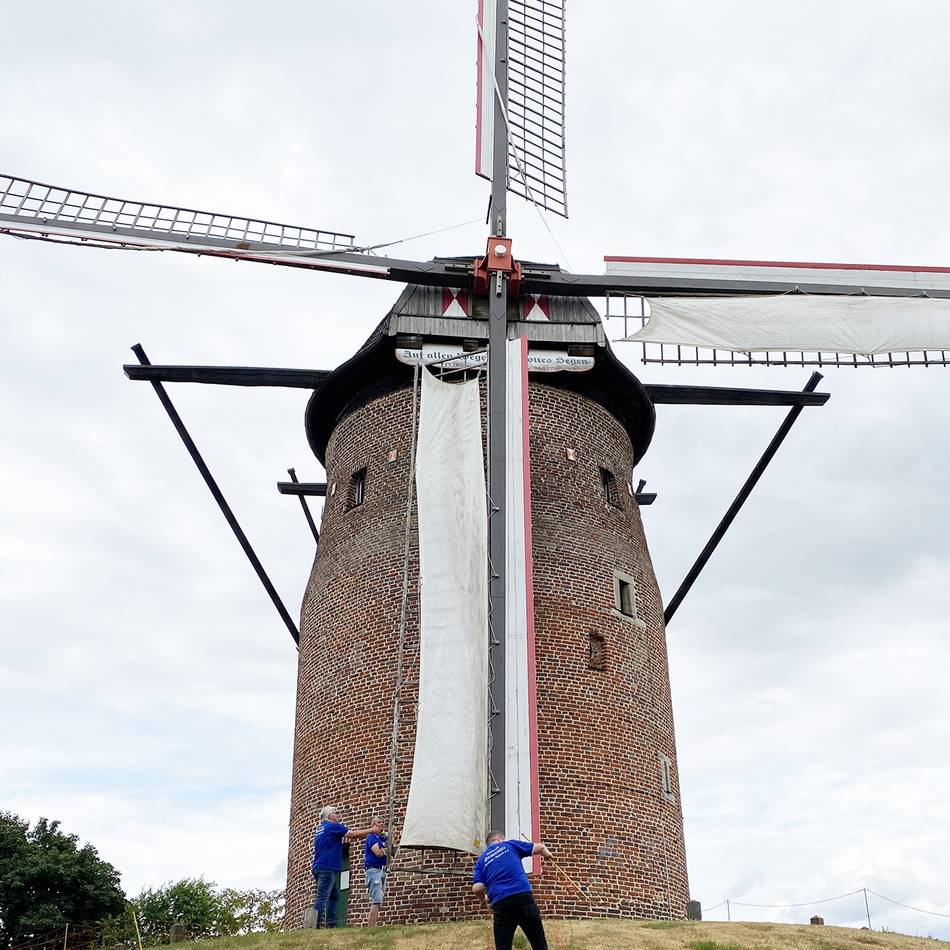 Denkmal an der A57: 450 Jahre alte Mühle mahlt noch immer Korn zu Mehl