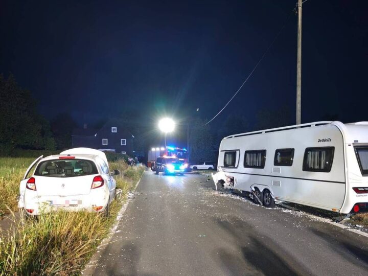 Spektakulärer Unfall in Wermelskirchen: Fahrer betrunken – Auto rast in einen abgestellten Wohnwagen