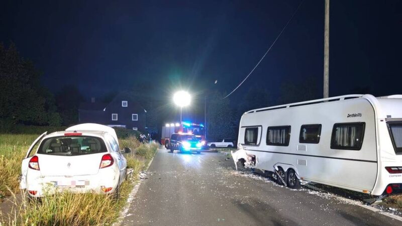 Spektakulärer Unfall in Wermelskirchen: Fahrer betrunken – Auto rast in einen abgestellten Wohnwagen