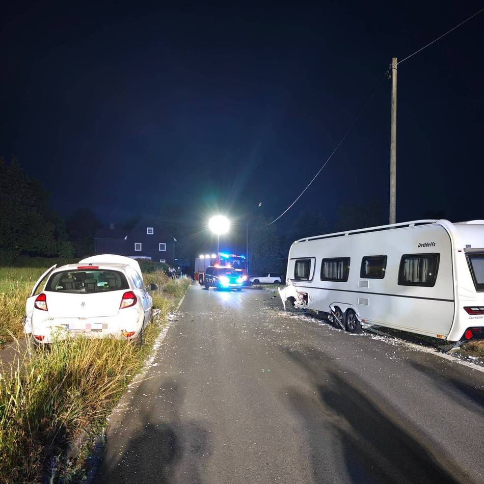 Spektakulärer Unfall in Wermelskirchen: Fahrer betrunken – Auto rast in einen abgestellten Wohnwagen