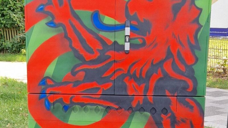 Verschönerung für Hückeswagener Schützenplatz: Ein Stromkasten im kreativen „Schützen“-Design