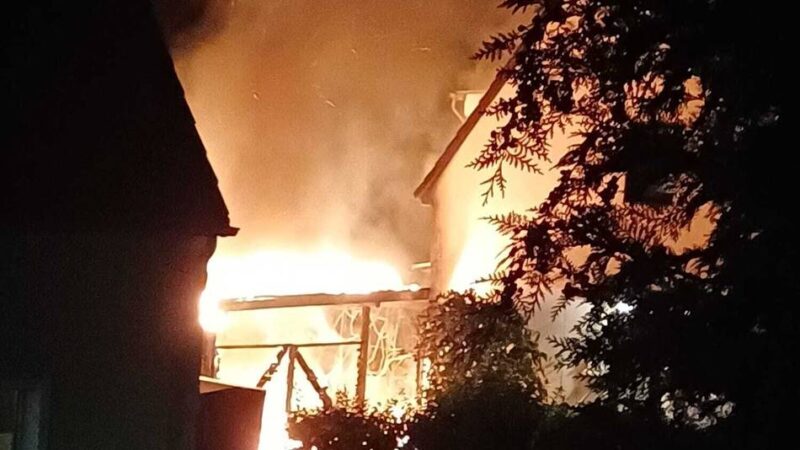 Feuerwehr-Einsatz in Lintorf : Carport in 
Flammen: Niemand verletzt