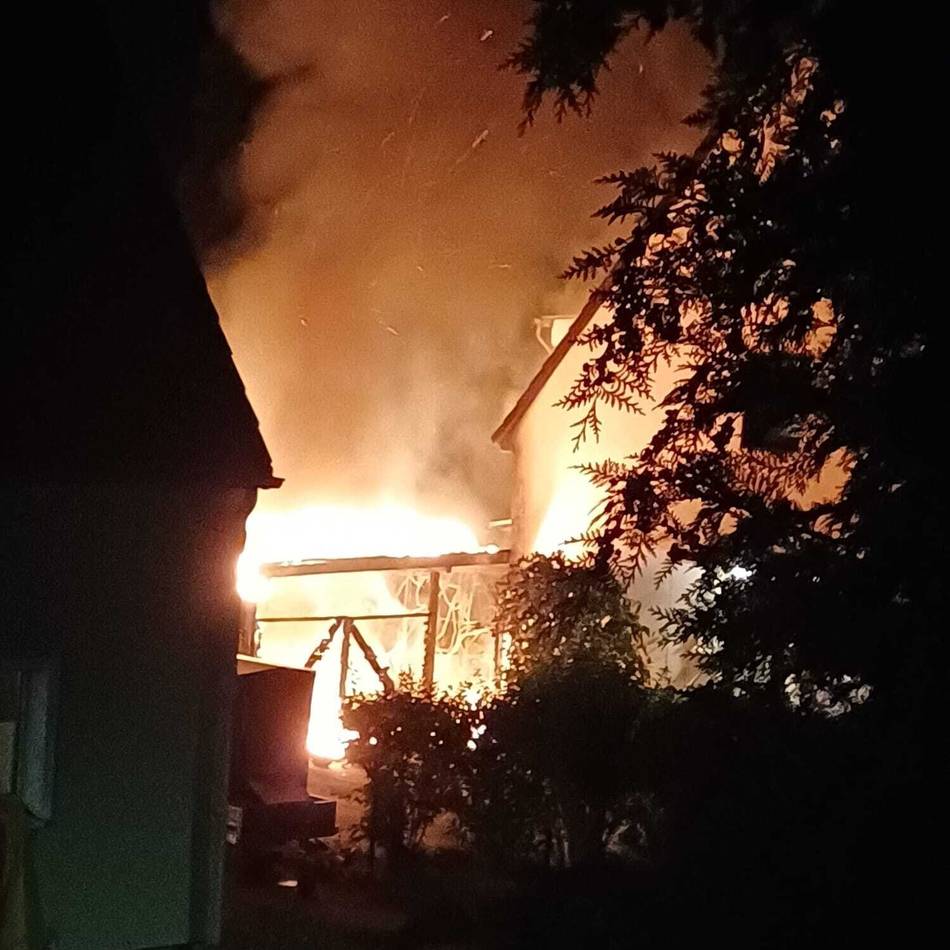 Feuerwehr-Einsatz in Lintorf : Carport in 
Flammen: Niemand verletzt