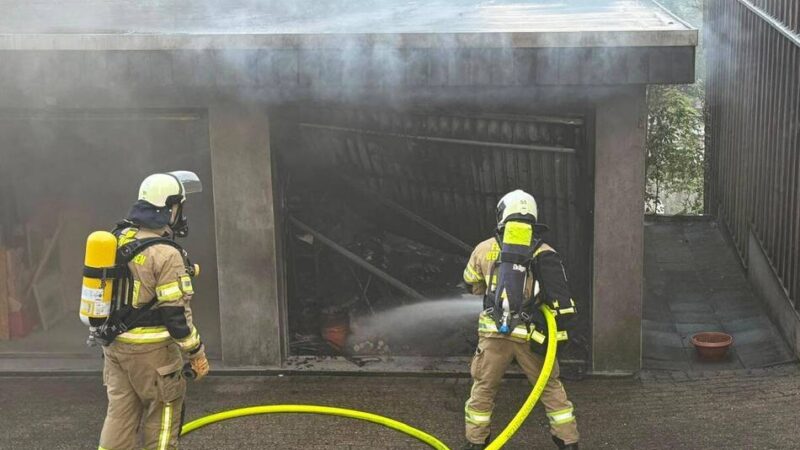 Berliner Straße in Wermelskirchen: Garagenbrand: Feuerwehr verhindert Schlimmeres