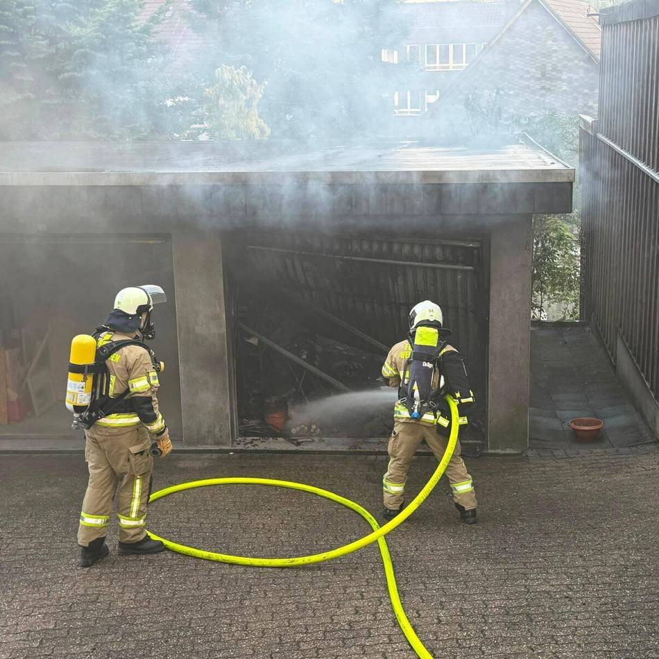Berliner Straße in Wermelskirchen: Garagenbrand: Feuerwehr verhindert Schlimmeres
