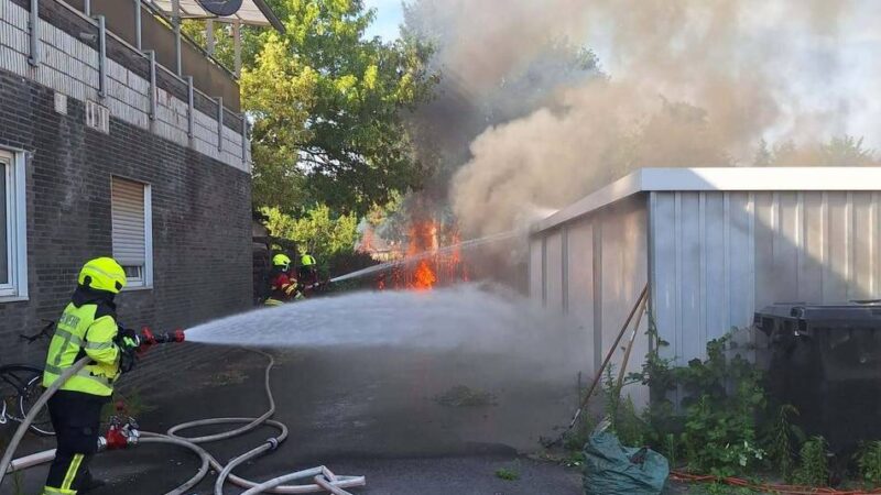 Feuerwehr Emmerich: Feuerwehr rettet Wohnhaus vor Flammen
