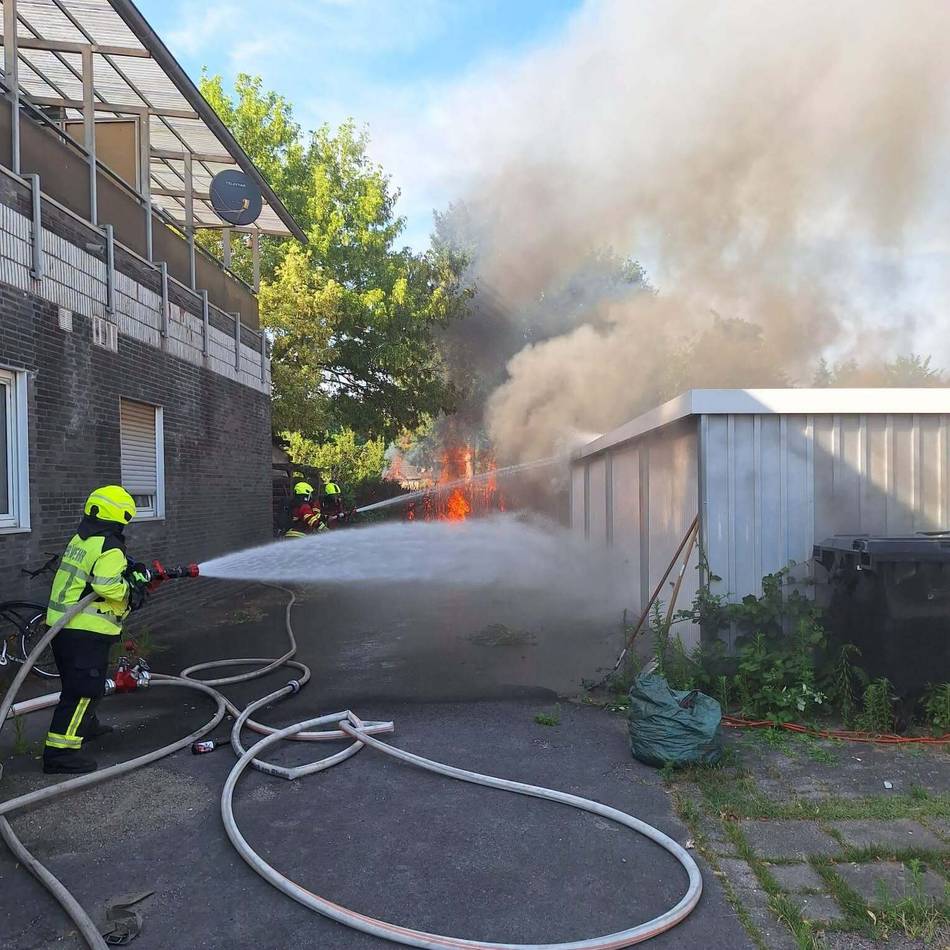 Feuerwehr Emmerich: Feuerwehr rettet Wohnhaus vor Flammen