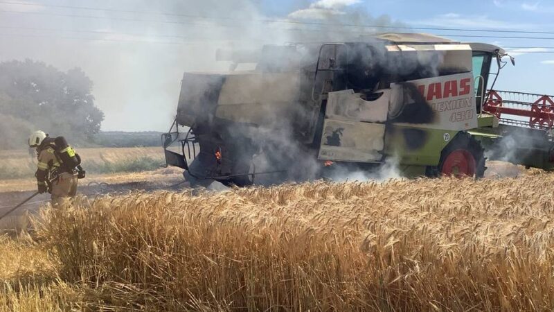 Flammen während der Feldarbeiten: Feuerwehr Mettmann löscht brennenden Mähdrescher