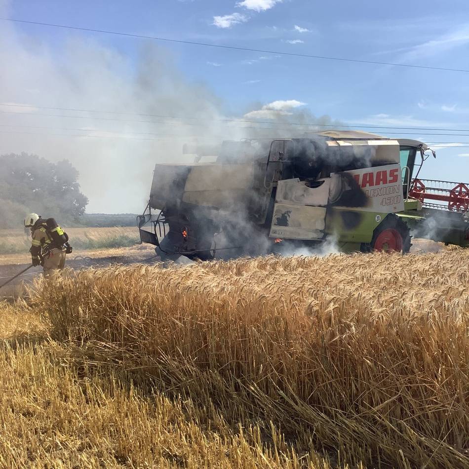 Flammen während der Feldarbeiten: Feuerwehr Mettmann löscht brennenden Mähdrescher