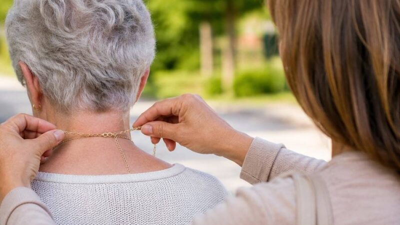 Kettentrick in Meerbusch: Trickbetrügerin bestiehlt Senior in Büderich