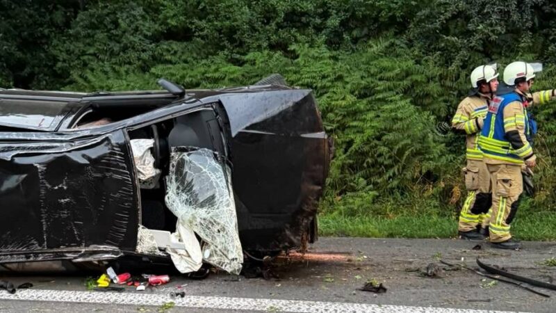 Zwischen Wermelskirchen und Burscheid: Auto überschlägt sich – drei Insassen verletzt