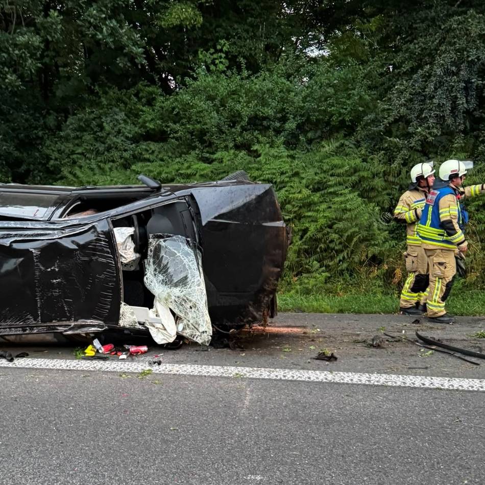 Zwischen Wermelskirchen und Burscheid: Auto überschlägt sich – drei Insassen verletzt
