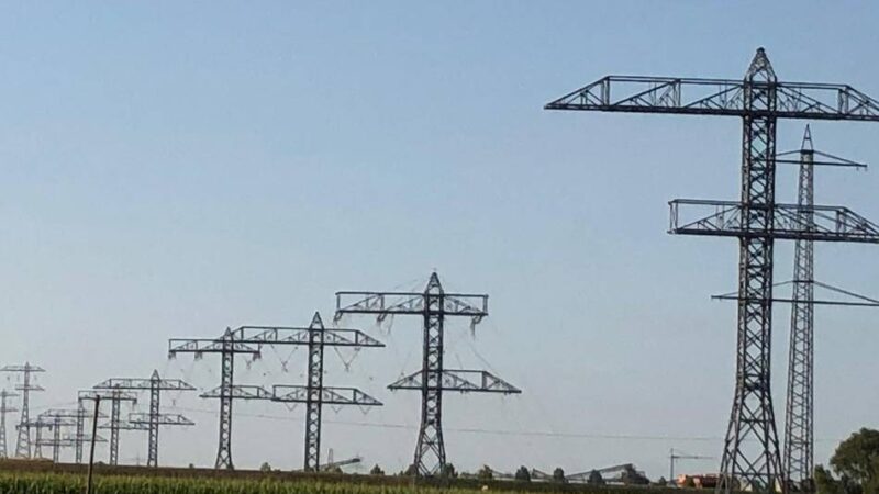 Amprion-Erdkabelverlegung in Rheinberg: Masten für das Provisorium