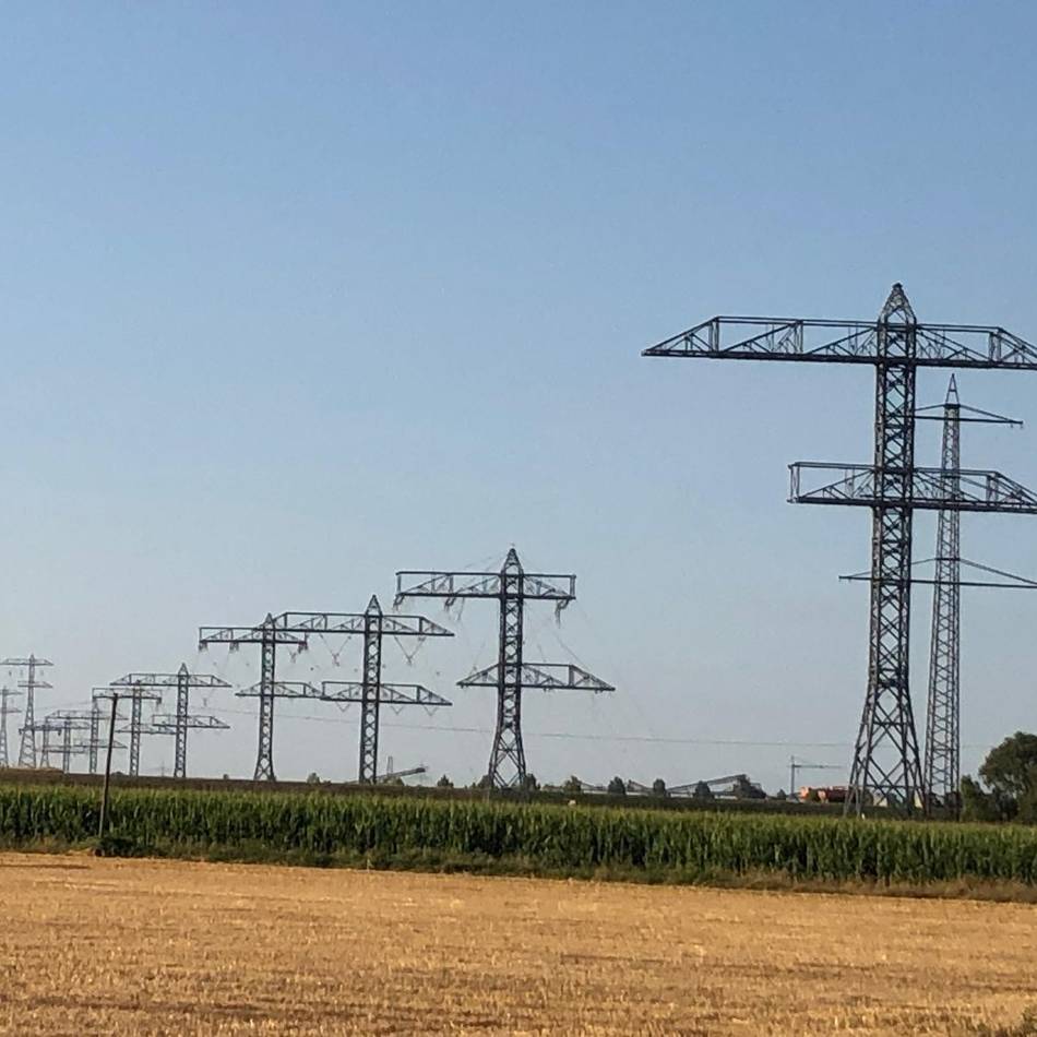 Amprion-Erdkabelverlegung in Rheinberg: Masten für das Provisorium