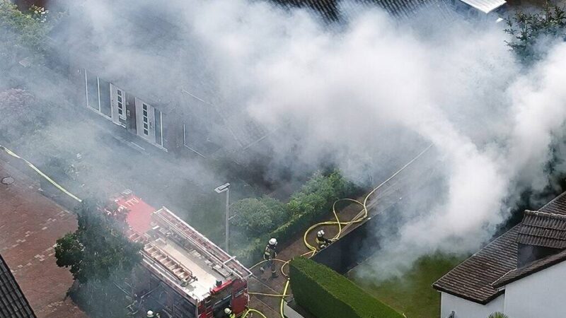 Feuerwehreinsatz in Rheinberg: Gartenhaus im Wohngebiet Mühlenhof abgebrannt
