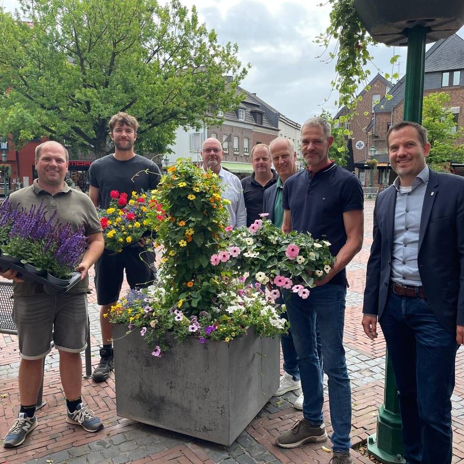 Aktion in Straelen: Betriebe spenden Blumen für die Straelener Innenstadt
