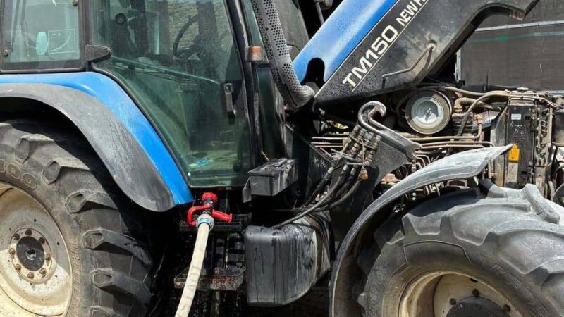 Trecker-Brand in Grietherbusch: Wegen Deichbaustelle: „Löschzug 6“ kommt zum Einsatz