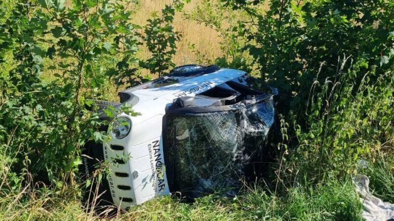 Unfall in Hückeswagen: Bei Überholmanöver mit Microcar überschlagen
