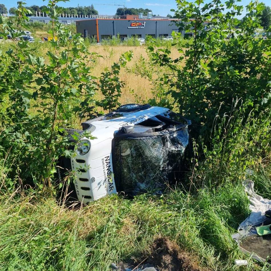 Unfall in Hückeswagen: Bei Überholmanöver mit Microcar überschlagen