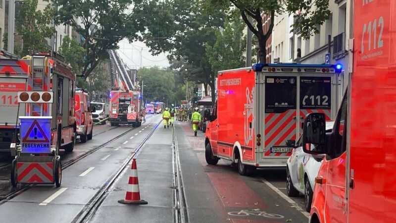 Einsatz in Düsseldorf-Gerresheim: Feuerwehr rettet Person aus brennender Wohnung an der Benderstraße