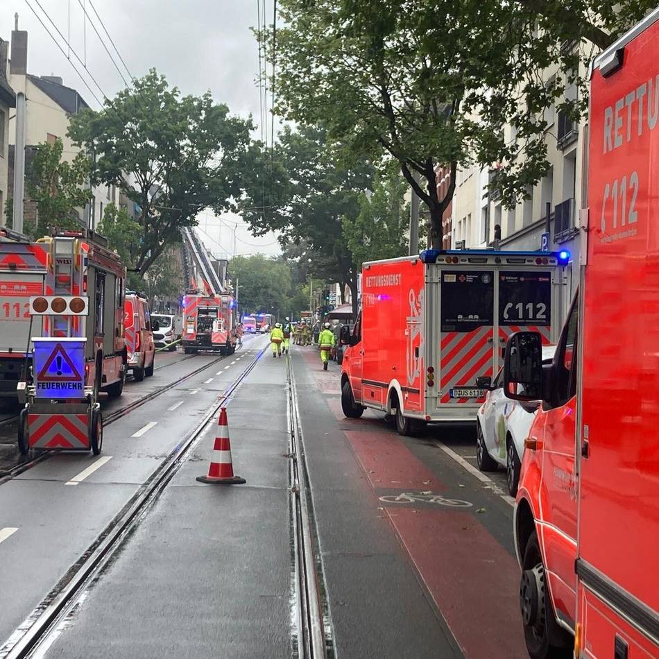 Einsatz in Düsseldorf-Gerresheim: Feuerwehr rettet Person aus brennender Wohnung an der Benderstraße