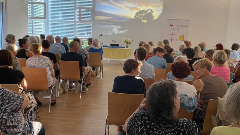 Schweden-Krimi in Uedem: Krimi-Autorin nahm sich bei Lesung viel Zeit für die Gäste