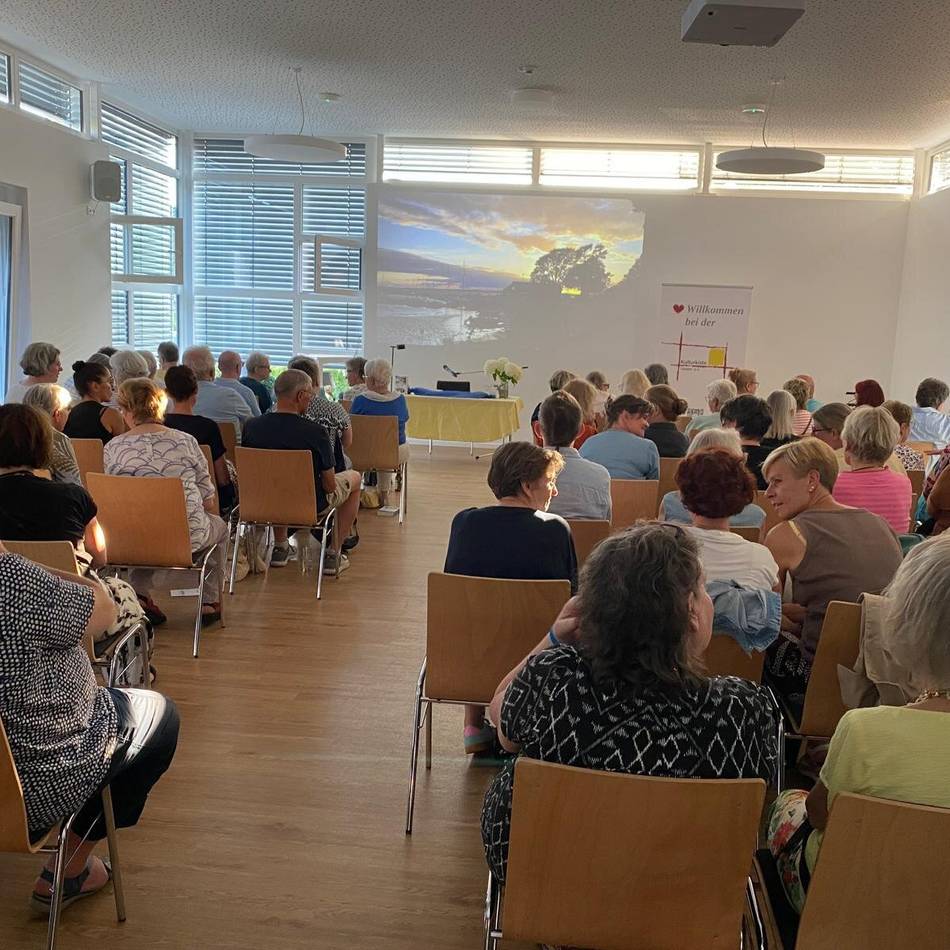 Schweden-Krimi in Uedem: Krimi-Autorin nahm sich bei Lesung viel Zeit für die Gäste