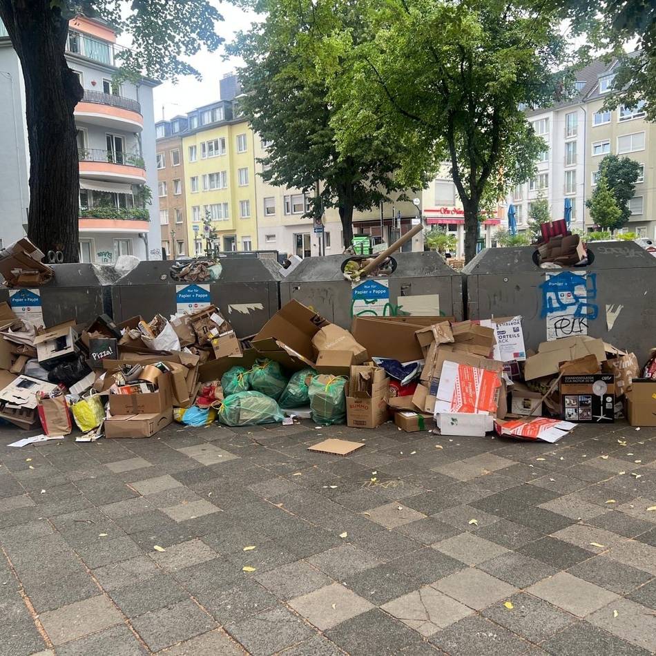 Müll in Düsseldorf: Defektes Sammelfahrzeug lässt Altpapier-Container überquellen