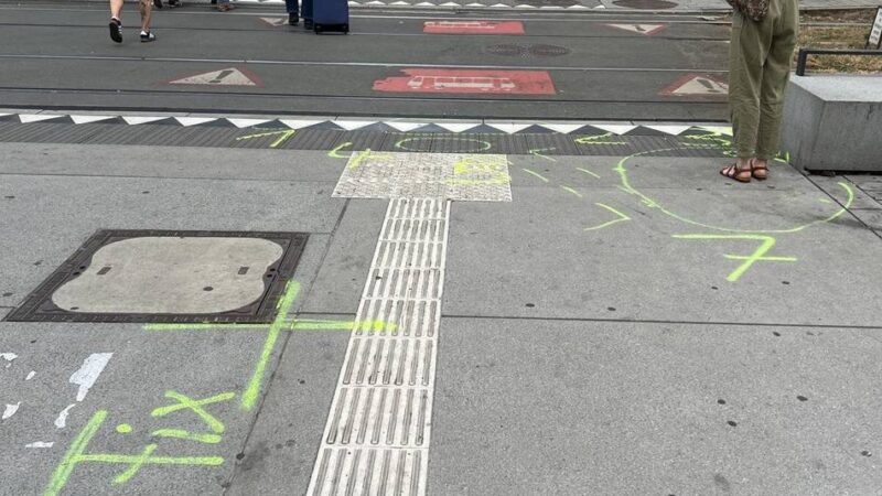 Rheinbahn-Linie 706 in Düsseldorf: Zusammenstoß mit Bahn – Radfahrer lebensgefährlich verletzt