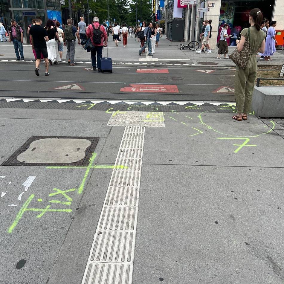 Rheinbahn-Linie 706 in Düsseldorf: Zusammenstoß mit Bahn – Radfahrer lebensgefährlich verletzt
