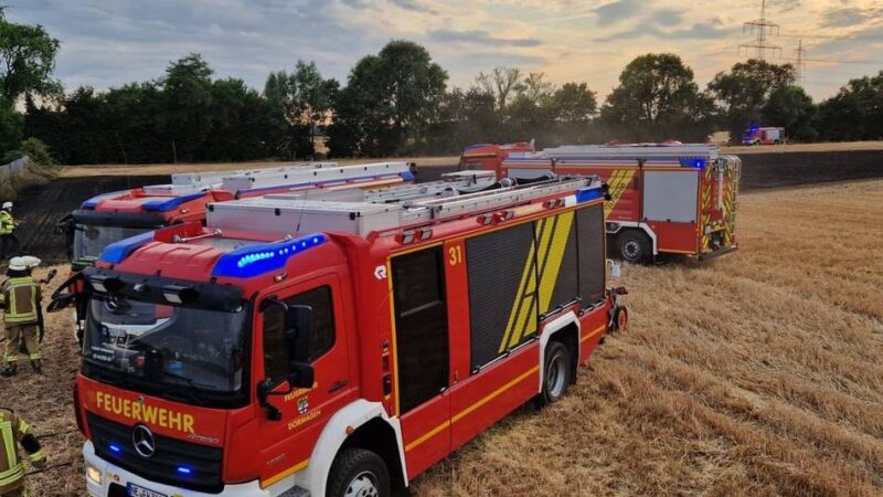 Einsatz der Feuerwehr: Landwirte helfen beim Löschen einen 5000 Quadratmeter großen Stoppelfeldes