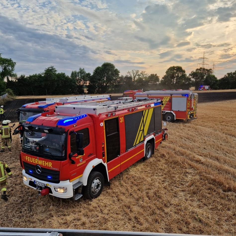 Einsatz der Feuerwehr: Landwirte helfen beim Löschen einen 5000 Quadratmeter großen Stoppelfeldes