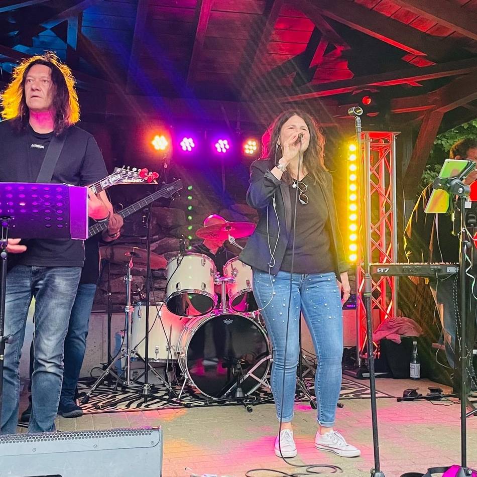 Radevormwalder Ortschaft: Gelungener Sommerabend mit Live-Musik in Honsberg