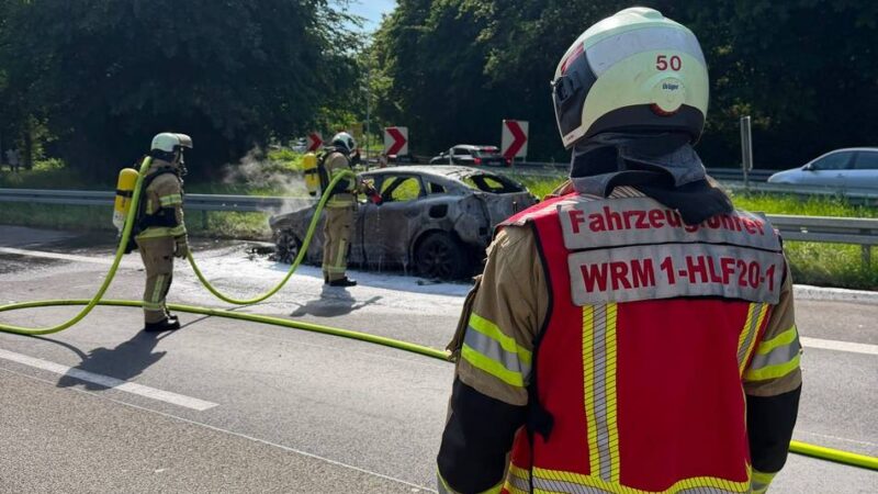 Unfall auf der A1 bei Wermelskirchen: Feuerwehr löscht brennenden Pkw auf der A1