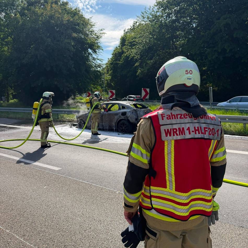 Unfall auf der A1 bei Wermelskirchen: Feuerwehr löscht brennenden Pkw auf der A1