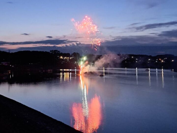 Sommerfest an Hückeswagener Bever-Talsperre: DLRG feiert mit Musik, Segeln, Suppe und Feuerwerk