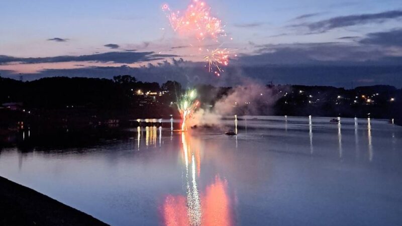 Sommerfest an Hückeswagener Bever-Talsperre: DLRG feiert mit Musik, Segeln, Suppe und Feuerwerk