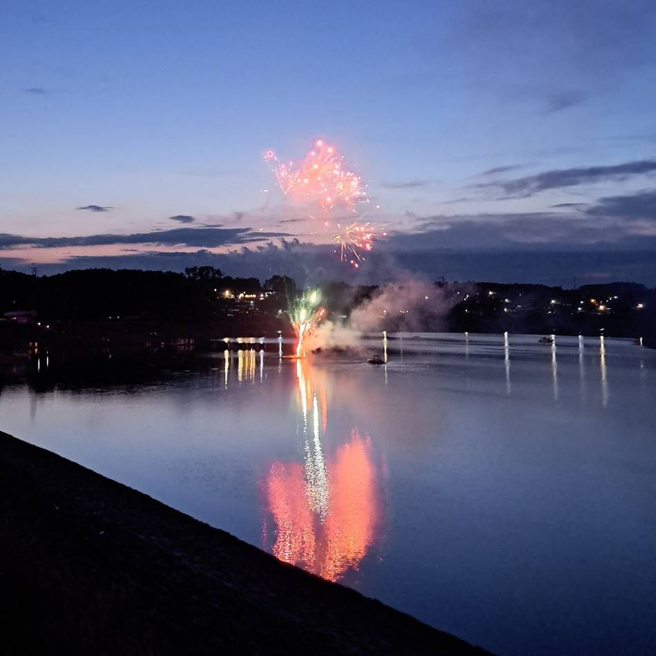 Sommerfest an Hückeswagener Bever-Talsperre: DLRG feiert mit Musik, Segeln, Suppe und Feuerwerk
