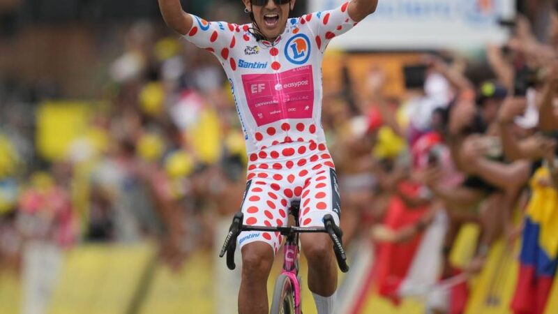 Pogacar sichert das Gelbe Trikot ab: Carapaz siegt in Alpe d’Huez – Sepp Kuss entgeht Horror-Sturz auf 20. Etappe