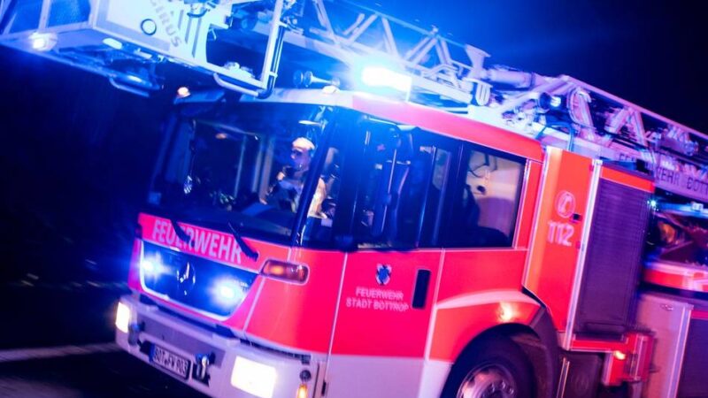 Feuerwehreinsatz in Duisburg: Ätzende Flüssigkeit aus Lagerhalle ausgetreten