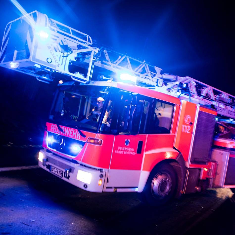 Feuerwehreinsatz in Duisburg: Ätzende Flüssigkeit aus Lagerhalle ausgetreten